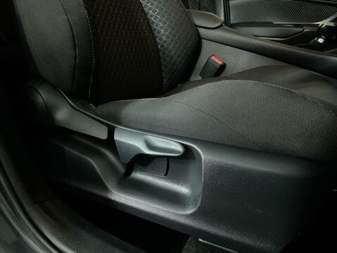 Toyota C-HR 1.8 VVT-h GPF Icon SUV 5dr Petrol Hybrid CVT Euro 6 (s/s) (122 ps) Cruise 26