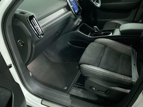 Volvo XC40 Recharge Twin 78kWh Pro SUV 5dr Electric Auto AWD (408 ps) Sat Nav - Half L 17