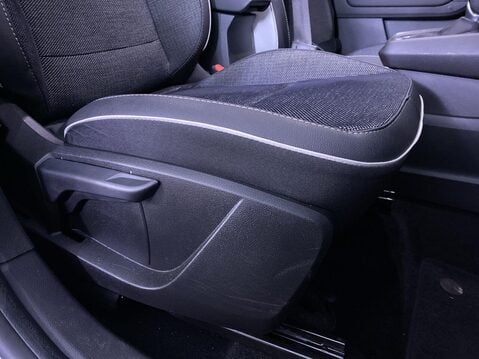 Renault Captur 1.6 E-TECH techno SUV 5dr Petrol Hybrid Auto Euro 6 (s/s) (145 ps) Professi 26