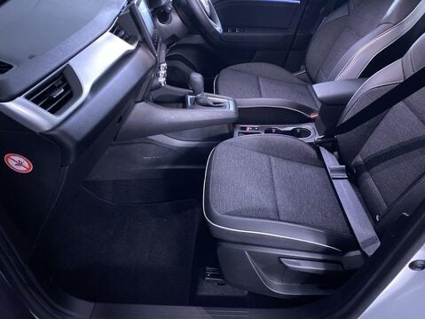 Renault Captur 1.6 E-TECH techno SUV 5dr Petrol Hybrid Auto Euro 6 (s/s) (145 ps) Professi 17