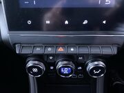 Renault Captur 1.6 E-TECH techno SUV 5dr Petrol Hybrid Auto Euro 6 (s/s) (145 ps) Professi 33