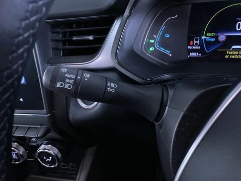 Renault Captur 1.6 E-TECH techno SUV 5dr Petrol Hybrid Auto Euro 6 (s/s) (145 ps) Professi 23