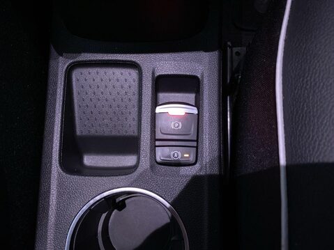 Renault Captur 1.6 E-TECH techno SUV 5dr Petrol Hybrid Auto Euro 6 (s/s) (145 ps) Professi 25