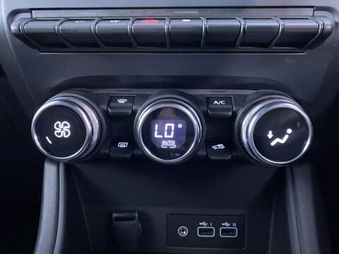 Renault Captur 1.6 E-TECH techno SUV 5dr Petrol Hybrid Auto Euro 6 (s/s) (145 ps) Professi 31