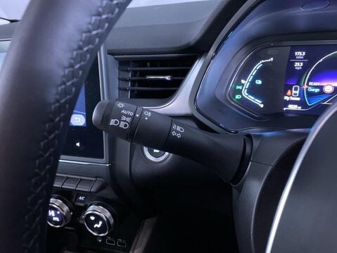 Renault Captur 1.6 E-TECH techno SUV 5dr Petrol Hybrid Auto Euro 6 (s/s) (145 ps) Cruise 23