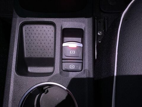 Renault Captur 1.6 E-TECH techno SUV 5dr Petrol Hybrid Auto Euro 6 (s/s) (145 ps) Cruise 25