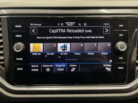 Volkswagen T-Roc 1.5 R-LINE TSI EVO 5d 148 BHP Air Con - Bluetooth - Alloys 27