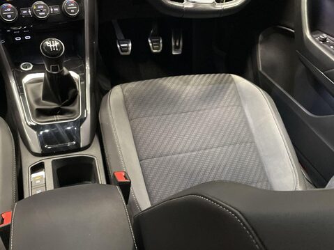 Volkswagen T-Roc 1.5 R-LINE TSI EVO 5d 148 BHP Air Con - Bluetooth - Alloys 15