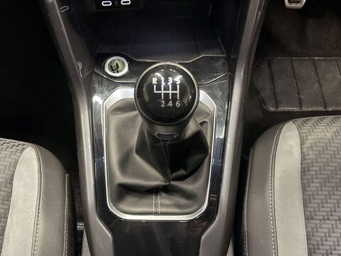 Volkswagen T-Roc 1.5 R-LINE TSI EVO 5d 148 BHP Air Con - Bluetooth - Alloys 20