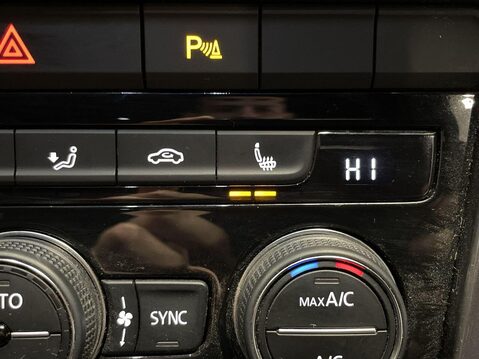 Volkswagen T-Roc 1.5 R-LINE TSI EVO 5d 148 BHP Air Con - Bluetooth - Alloys 23