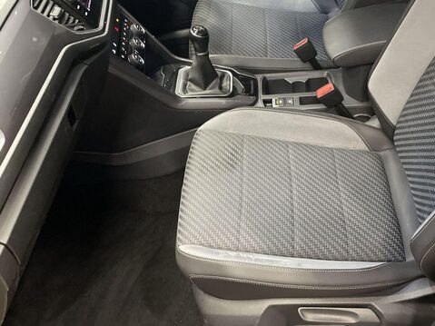 Volkswagen T-Roc 1.5 R-LINE TSI EVO 5d 148 BHP Air Con - Bluetooth - Alloys 17