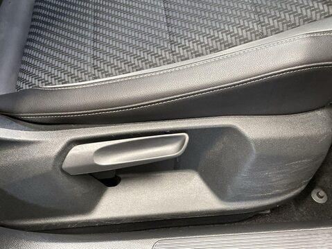 Volkswagen T-Roc 1.5 R-LINE TSI EVO 5d 148 BHP Air Con - Bluetooth - Alloys 24