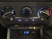 Hyundai i20 1.2 SE Launch Edition Hatchback 5dr Petrol Manual Euro 6 (s/s) (84 ps) Park 26