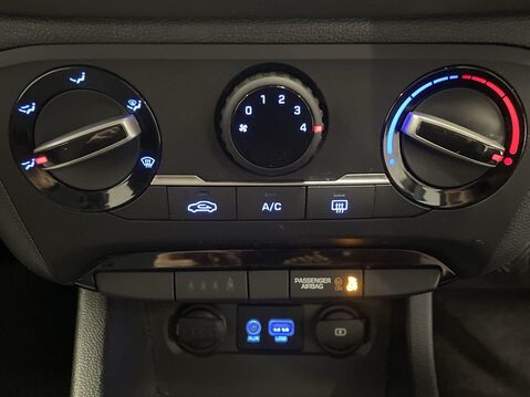 Hyundai i20 1.2 SE Launch Edition Hatchback 5dr Petrol Manual Euro 6 (s/s) (84 ps) Park 26