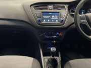 Hyundai i20 1.2 SE Launch Edition Hatchback 5dr Petrol Manual Euro 6 (s/s) (84 ps) Park 16
