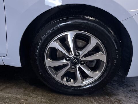 Hyundai i20 1.2 SE Launch Edition Hatchback 5dr Petrol Manual Euro 6 (s/s) (84 ps) Park 12