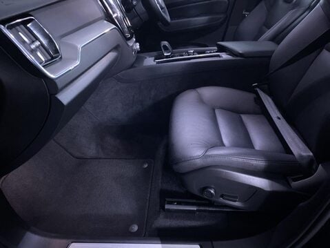 Volvo XC60 2.0 B5 MHEV Core SUV 5dr Petrol Hybrid Auto AWD Euro 6 (s/s) (250 ps) DAB R 17