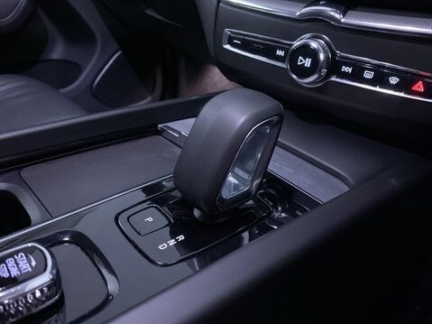 Volvo XC60 2.0 B5 MHEV Core SUV 5dr Petrol Hybrid Auto AWD Euro 6 (s/s) (250 ps) DAB R 21