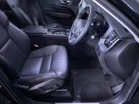 Volvo XC60 2.0 B5 MHEV Core SUV 5dr Petrol Hybrid Auto AWD Euro 6 (s/s) (250 ps) DAB R 15