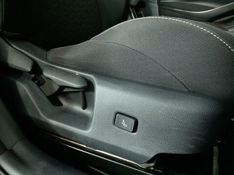 Toyota Corolla 1.8 VVT-h GPF Icon Tech Touring Sports 5dr Petrol Hybrid CVT Euro 6 (s/s) ( 26