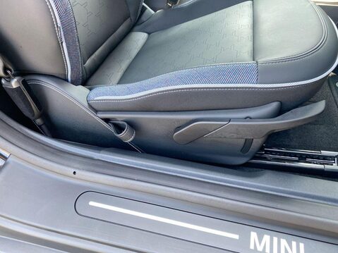 Mini Cooper SE 54.2kWh Classic Hatchback 3dr Electric Auto (218 ps) Cruise Control - D 19