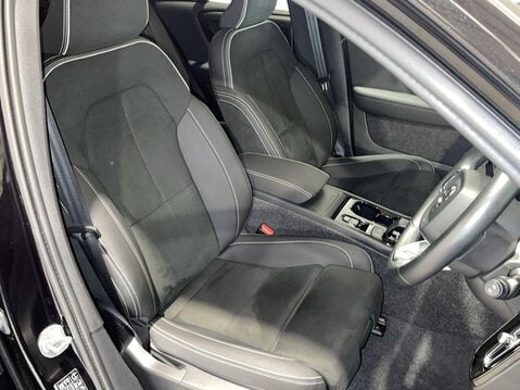 Volvo XC40 2.0 B4 MHEV Plus Black Edition SUV 5dr Petrol Hybrid DCT Auto Euro 6 (s/s) 5