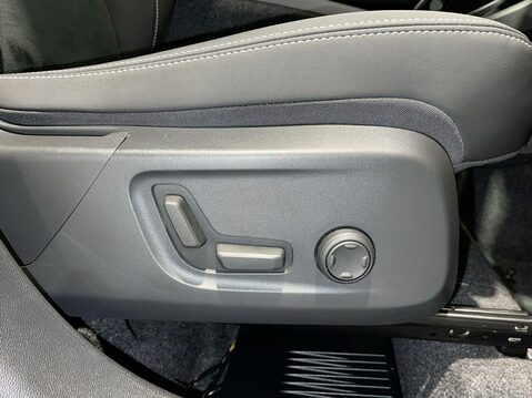 Volvo XC40 2.0 B4 MHEV Plus Black Edition SUV 5dr Petrol Hybrid DCT Auto Euro 6 (s/s) 6