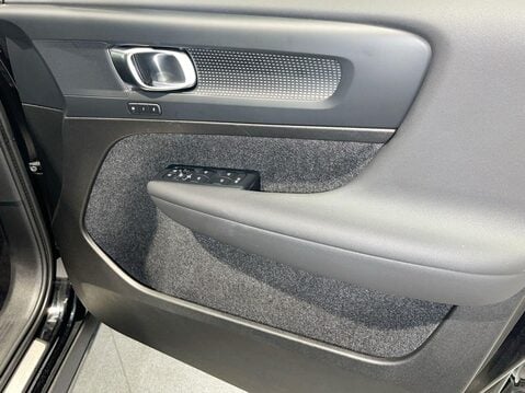 Volvo XC40 2.0 B4 MHEV Plus Black Edition SUV 5dr Petrol Hybrid DCT Auto Euro 6 (s/s) 7