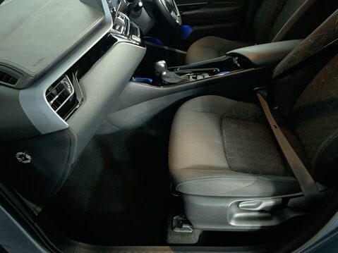 Toyota C-HR 1.8 VVT-h Design SUV 5dr Petrol Hybrid CVT Euro 6 (s/s) (122 ps) Cruise Co 17