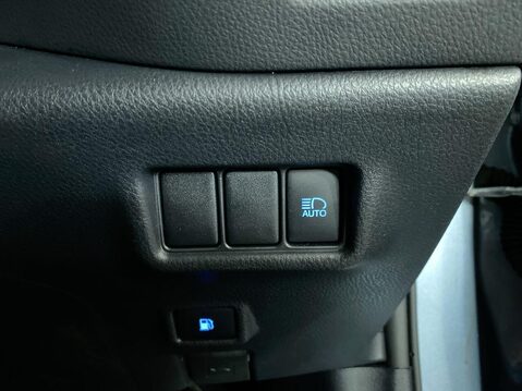 Toyota C-HR 1.8 VVT-h Design SUV 5dr Petrol Hybrid CVT Euro 6 (s/s) (122 ps) Cruise Co 29