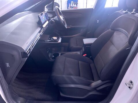 MG MG4 51kWh SE Hatchback 5dr Electric Auto (170 ps) Air Con - Alloy Wheels - Blue 17