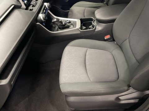 Toyota Rav4 2.5 VVT-h Design SUV 5dr Petrol Hybrid CVT 4WD Euro 6 (s/s) (222 ps) Parkin 17