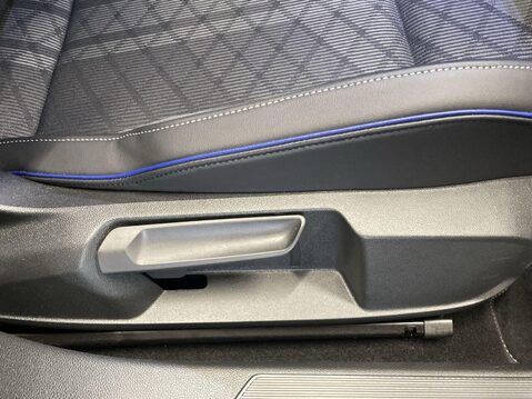 Volkswagen Golf 1.5 eTSI MHEV Black Edition Hatchback 5dr Petrol Hybrid DSG Euro 6 (s/s) (1 24