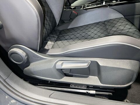 Volkswagen Golf 1.5 eTSI MHEV R-Line Hatchback 5dr Petrol Hybrid DSG Euro 6 (s/s) (150 ps) 23