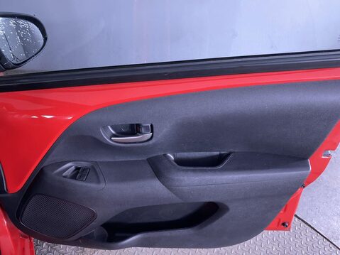 Toyota Aygo 1.0 VVT-i x-play Hatchback 5dr Petrol x-shift Euro 6 (Safety Sense) (71 ps) 27