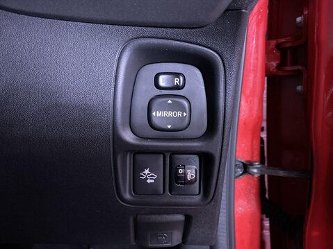 Toyota Aygo 1.0 VVT-i x-play Hatchback 5dr Petrol x-shift Euro 6 (Safety Sense) (71 ps) 33