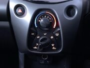 Toyota Aygo 1.0 VVT-i x-play Hatchback 5dr Petrol x-shift Euro 6 (Safety Sense) (71 ps) 31