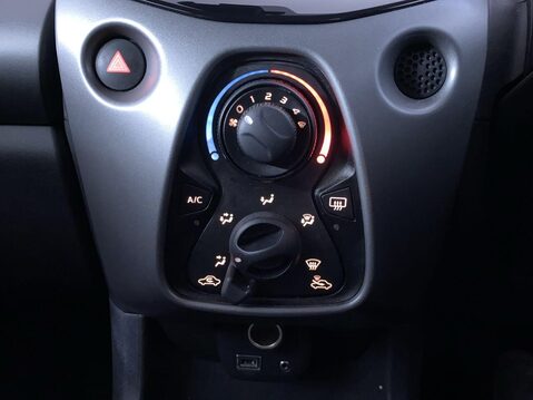 Toyota Aygo 1.0 VVT-i x-play Hatchback 5dr Petrol x-shift Euro 6 (Safety Sense) (71 ps) 31