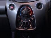 Toyota Aygo 1.0 VVT-i x-play Hatchback 5dr Petrol x-shift Euro 6 (Safety Sense) (71 ps) 31