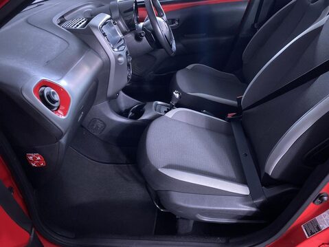 Toyota Aygo 1.0 VVT-i x-play Hatchback 5dr Petrol x-shift Euro 6 (Safety Sense) (71 ps) 17