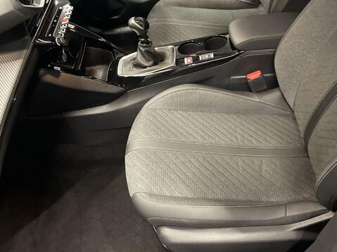 Peugeot 208 1.2 PureTech Allure Hatchback 5dr Petrol Manual Euro 6 (s/s) (100 ps) 17