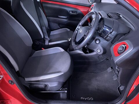 Toyota Aygo 1.0 VVT-i x-play Hatchback 5dr Petrol Manual Euro 6 (Safety Sense) (71 ps) 15