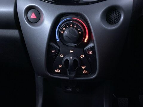 Toyota Aygo 1.0 VVT-i x-play Hatchback 5dr Petrol Manual Euro 6 (Safety Sense) (71 ps) 31