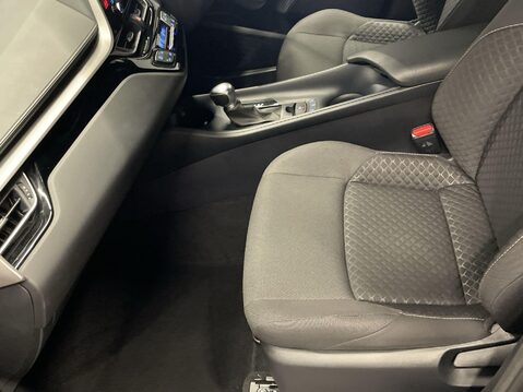 Toyota C-HR 1.8 VVT-h GPF Icon SUV 5dr Petrol Hybrid CVT Euro 6 (s/s) (122 ps) 17