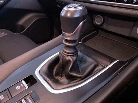 Nissan Qashqai 1.3 DIG-T MHEV N-Connecta SUV 5dr Petrol Hybrid Manual Euro 6 (s/s) (140 ps 21