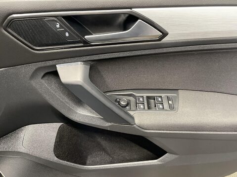 Volkswagen Tiguan 1.4 TSI SE Navigation SUV 5dr Petrol Manual Euro 6 (s/s) (125 ps) Parking S 24