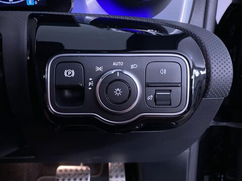 Mercedes-Benz CLA Class 2.0 CLA220d AMG Line (Premium) Coupe 4dr Diesel 8G-DCT Euro 6 (s/s) (190 ps 23