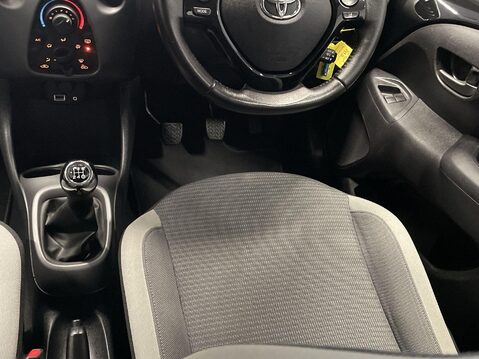 Toyota Aygo 1.0 VVT-i x-play Hatchback 5dr Petrol Manual Euro 6 (Safety Sense) (71 ps) 15
