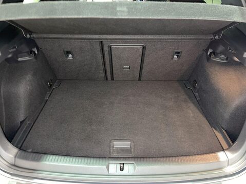 Volkswagen Golf 2.0 TSI R Hatchback 5dr Petrol DSG 4Motion Euro 6 (s/s) (300 ps) Bluetooth 12