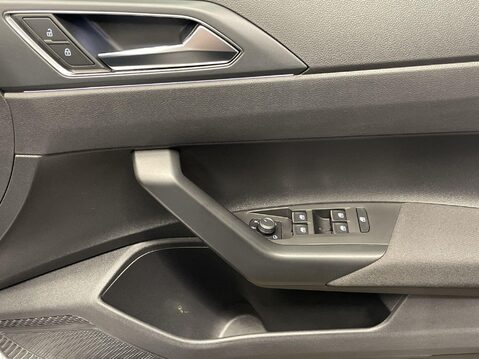 Volkswagen Polo 1.0 TSI R-Line Hatchback 5dr Petrol Manual Euro 6 (s/s) (95 ps) 1 Owner - C 24